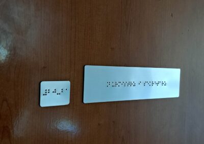 Tabliczki z opisem w alfabecie Braille'a.