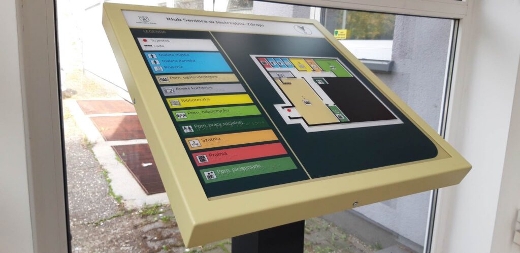 Tyflograficzny plan Klubu Seniora w Jastrzębiu-Zdroju zamontowany na pochylonym stojaku.