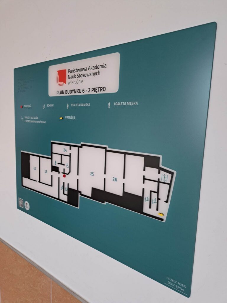 Plan budynku 6 – 2 piętro z oznaczeniami pomieszczeń, toalet, schodów i przestrzeni dostępnej.