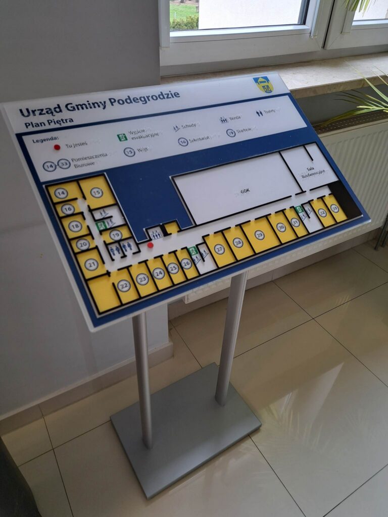 Tablica tyflograficzna z planem piętra Urzędu Gminy Podegrodzie.
