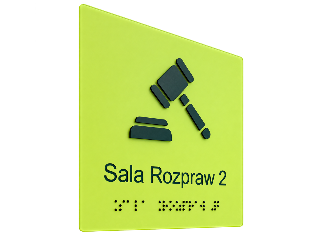 Tablica informacyjna w jaskrawym, kontrastowym kolorze z oznaczeniem „Sala Rozpraw 2”, symbolem sali rozpraw oraz napisem w alfabecie Braille’a.