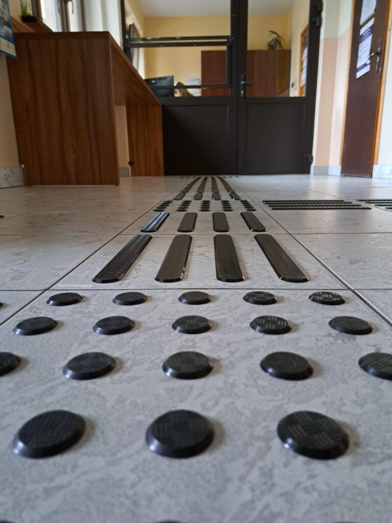 Ścieżka dotykowa z polami uwagi i liniami prowadzącymi.