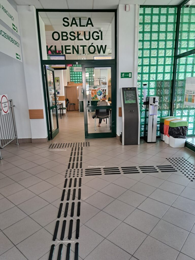 Trasa dotykowych linii prowadzących w budynku do sali obsługi klientów.