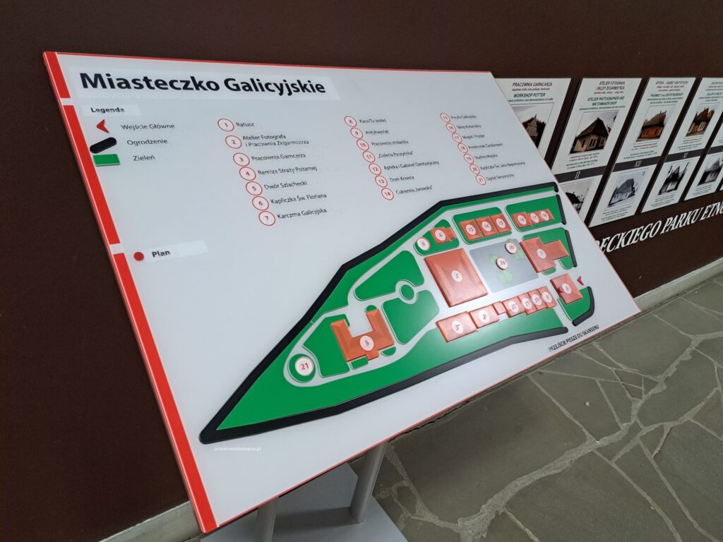 Tablica informacyjna „Miasteczko Galicyjskie” z planem terenu i legendą oznaczającą poszczególne obiekty.