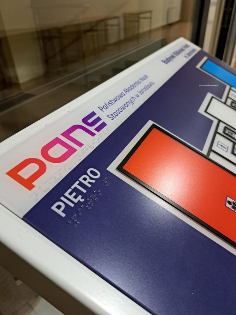 Tablica z wypukłym planem piętra PANS w Jarosławiu, z oznaczeniami w brajlu.