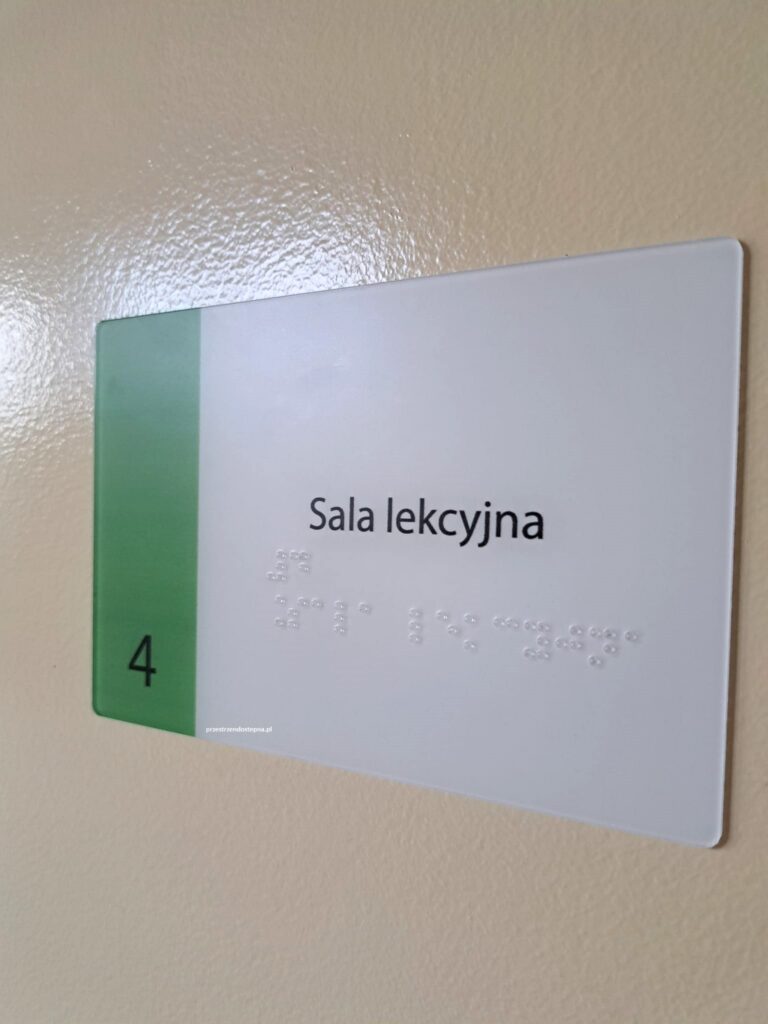 Tabliczka „Sala lekcyjna” z numerem 4 i oznaczeniem w alfabecie Braille’a.