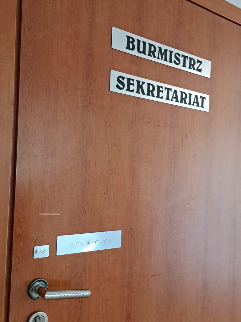Drzwi do gabinetów Burmistrza i Sekretariatu, z oznaczeniami w alfabecie Braille’a.