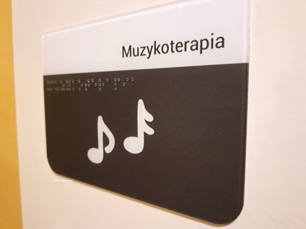 Tabliczka informacyjna „Świetlica” z napisem w alfabecie Braille’a.