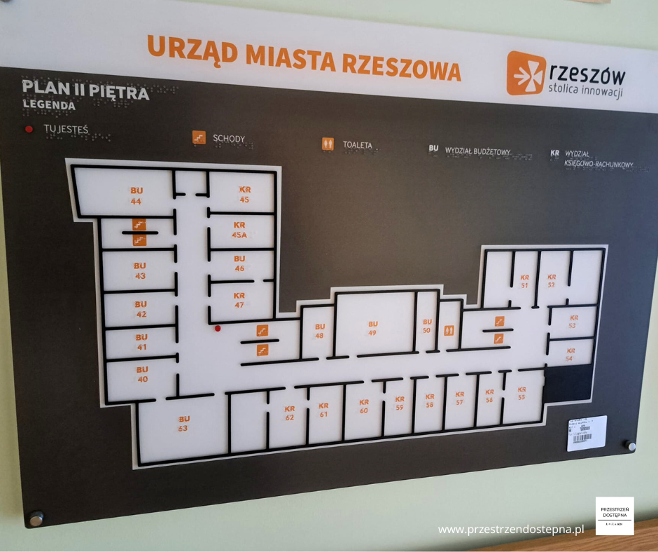 Dotykowy plan piętra z oznaczeniem schodów, toalety i pomieszczeń.