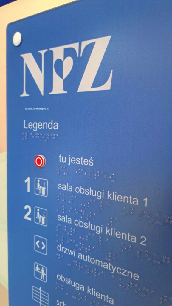 Fragment tyflomapy z legendą, oznaczeniem punktu „tu jesteś”, numerami sal obsługi klienta oraz opisami w alfabecie Braille’a.