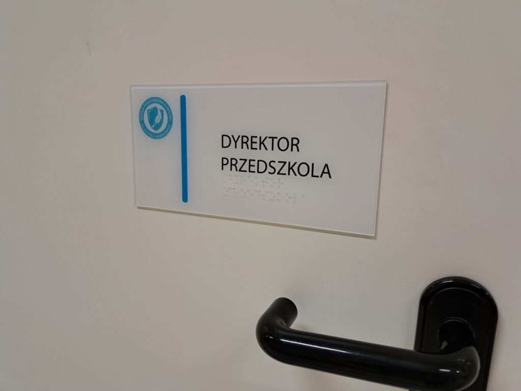 Tabliczka z napisem „Dyrektor przedszkola” oraz oznaczeniem w alfabecie Braille’a.